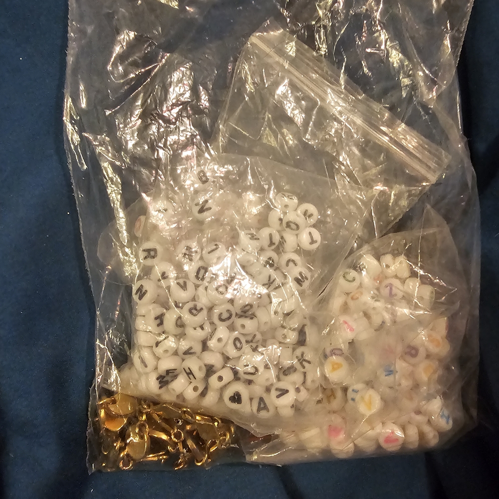 4 Sets Of Colorful Beads With Organizers - Picture 8 of 8